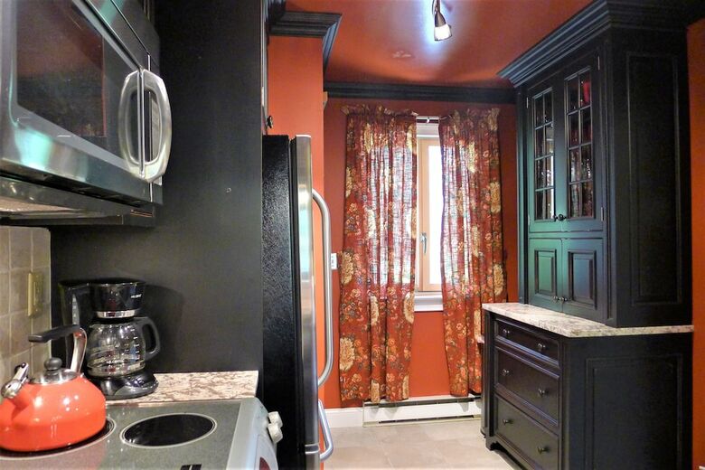 112 Chilton - 2 Bedroom Condo