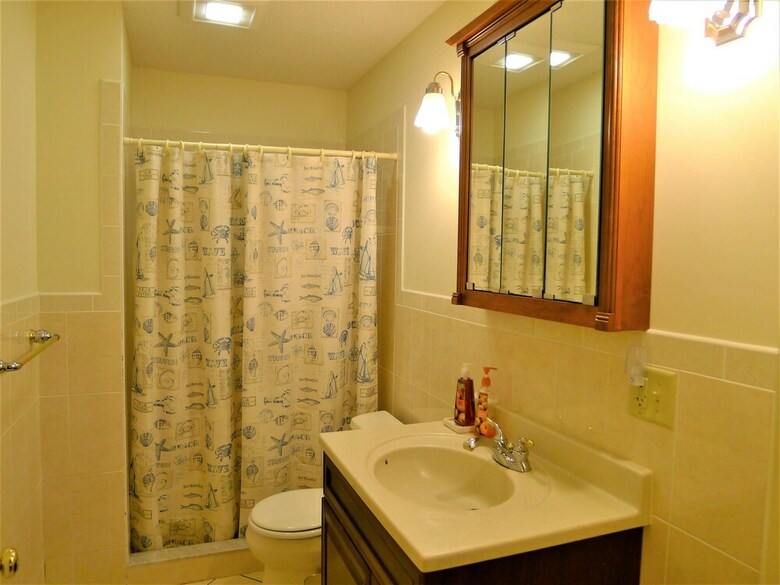 10 Gray - 2 Bedroom Condo