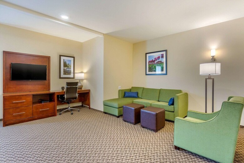 Hotel Comfort Suites Burlington Near I-5