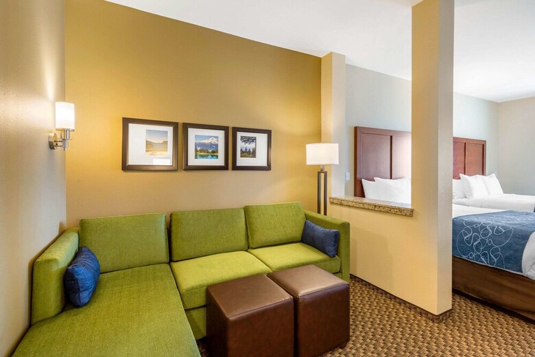 Hotel Comfort Suites Burlington Near I-5