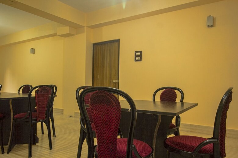 Oyo 18455 Hotel Golden Shangrila
