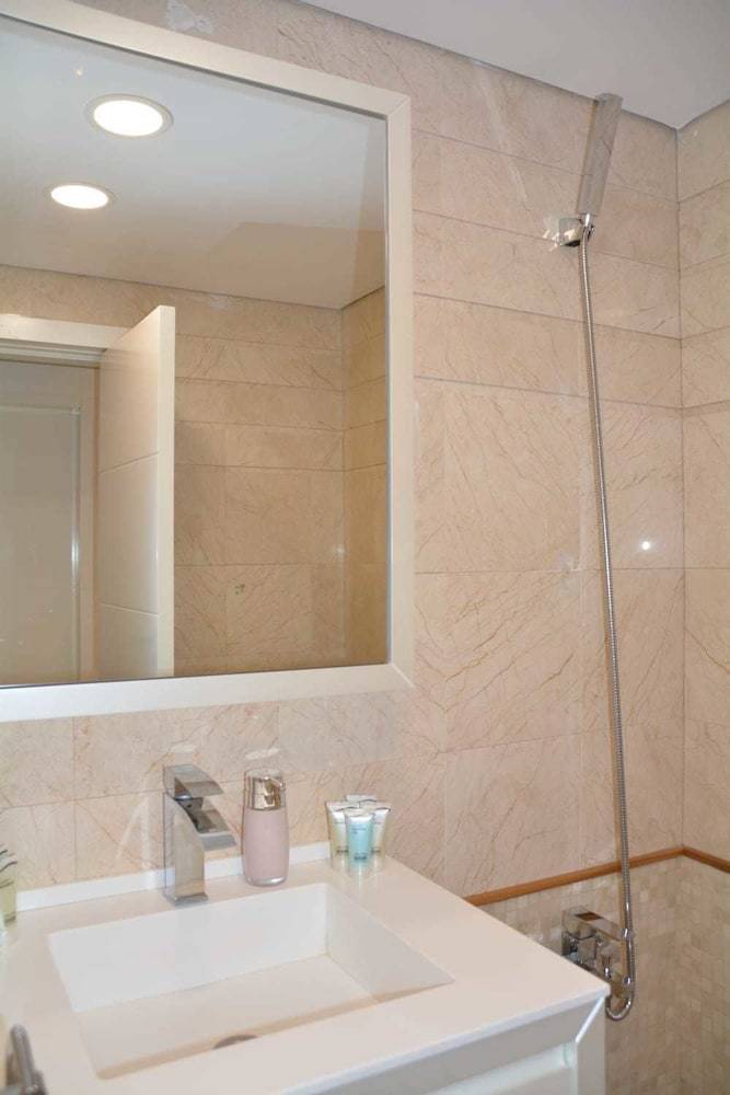 Apartamento Renovated White 3bd Next To Beach - Pool