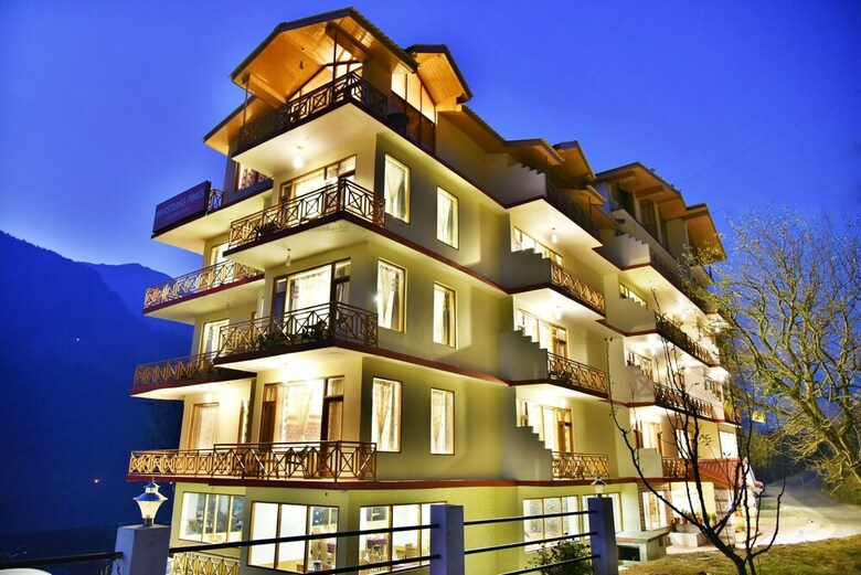 Hotel Whistling Pines Resorts And Spa