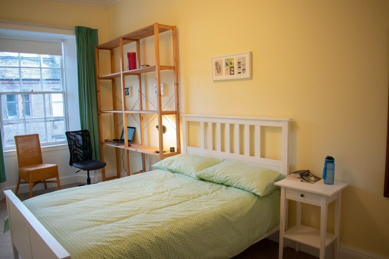 Traditional 3 Bedroom Apartment In Central Edinburgh