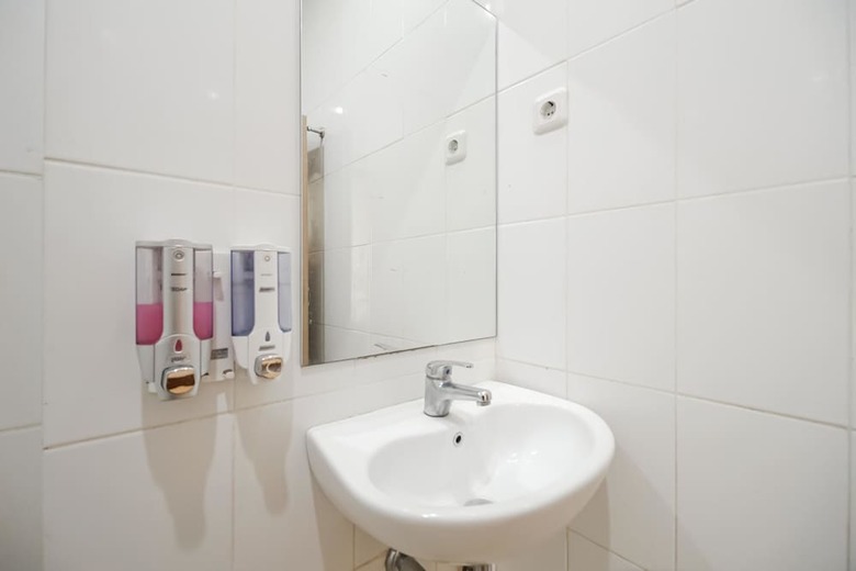 Hotel Reddoorz Plus @ Karebosi Area 2