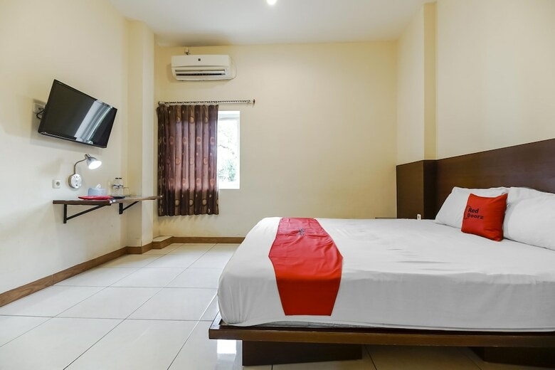 Hotel Reddoorz Plus @ Karebosi Area 2