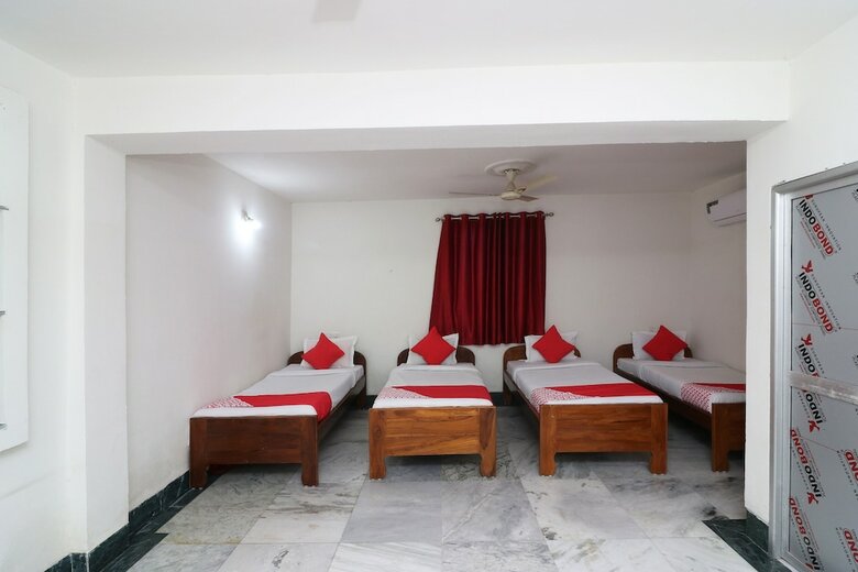 Hotel Oyo 18587 Alok House