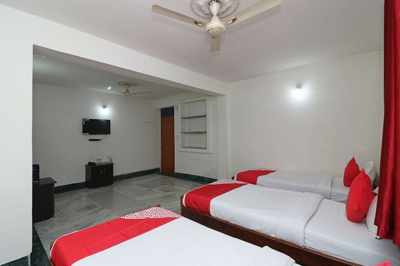 Hotel Oyo 18587 Alok House