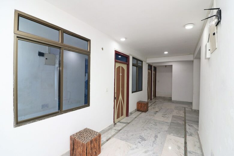 Hotel Oyo 18587 Alok House