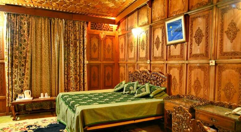 Hotel De-laila Houseboats