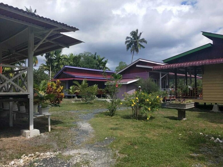 Bed & Breakfast Pondok Oma Surf Simeulue