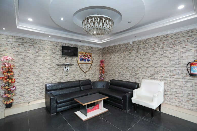 Oyo 24971 Hotel South City