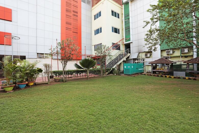 Oyo 24971 Hotel South City