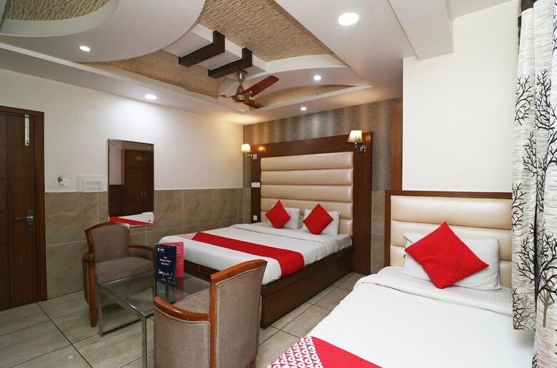 Hotel Oyo 23681 Hira Palace
