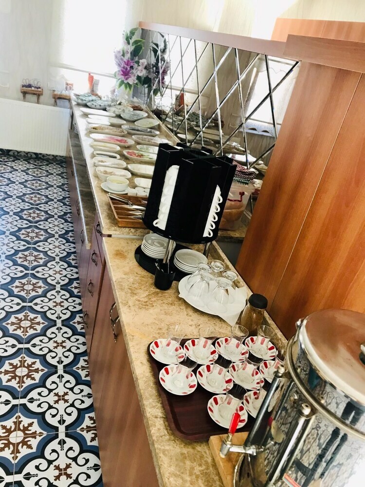 Ada Hotel