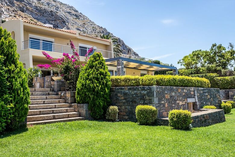 Niriides Villa