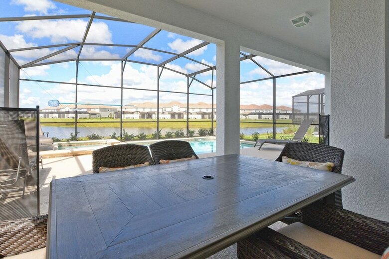 Storey Lake- 6 Bedroom Pool Home- 1655st