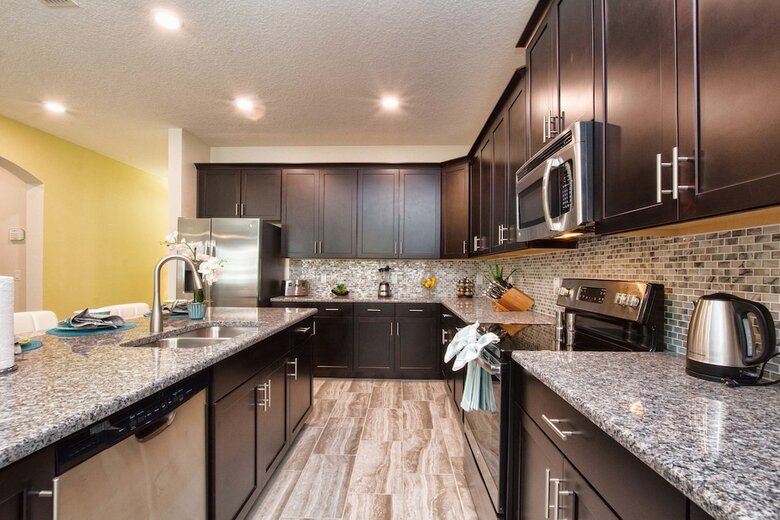 Storey Lake- 6 Bedroom Pool Home- 1655st