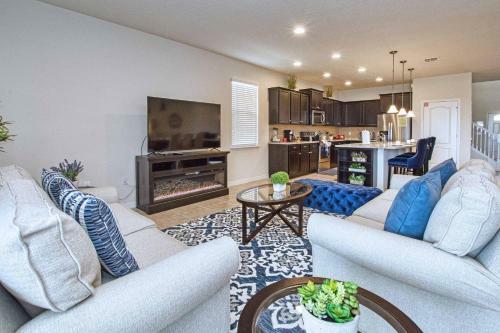 Windsor At Westside-8 Bedrooms House W/pool-3719ww
