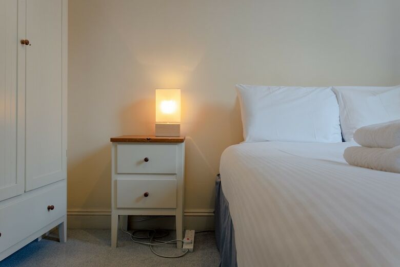 2 Bedroom Apartment In Pimlico London