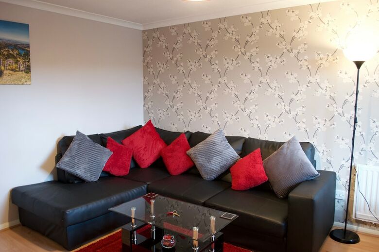 Top Floor 2 Bedroom Apartment Near Leith Walk