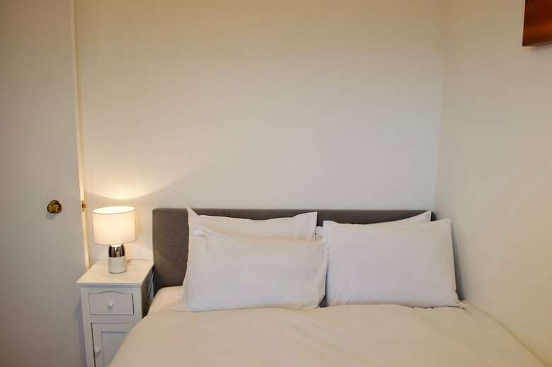 Top Floor 2 Bedroom Apartment Near Leith Walk