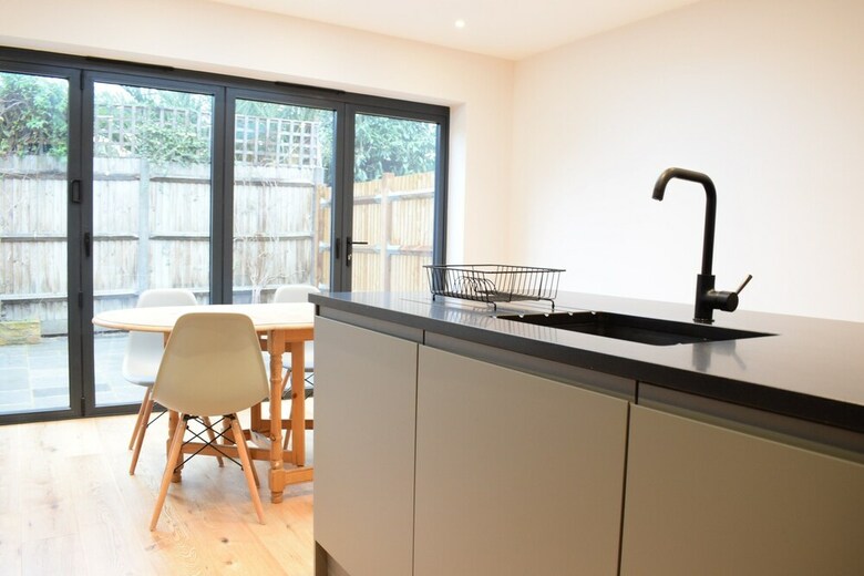 3 Bedroom Garden House In Earlsfield