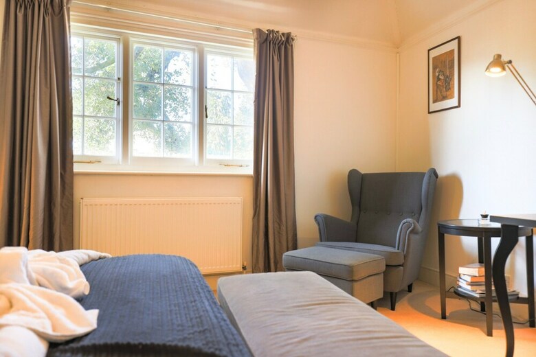 Stunning 3 Bedroom Home With Private Back Garden