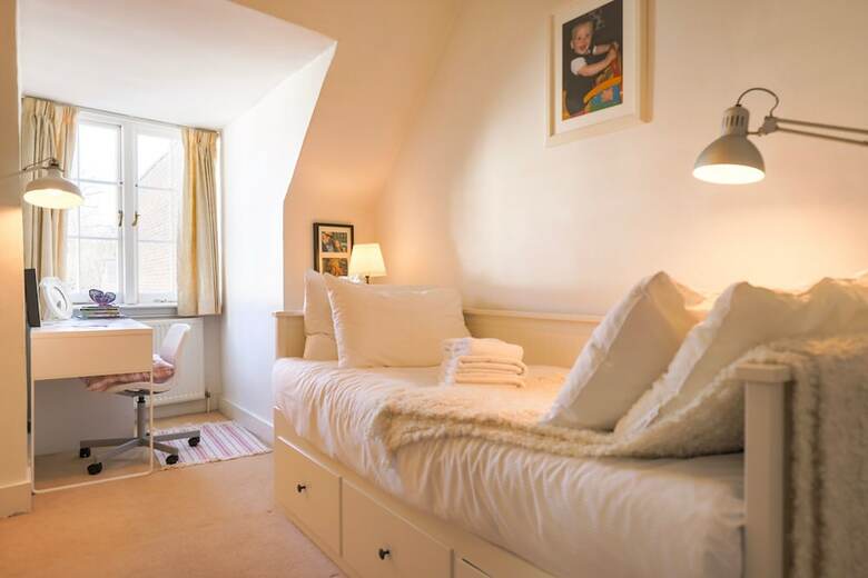 Stunning 3 Bedroom Home With Private Back Garden