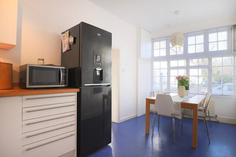 Stunning 3 Bedroom Home With Private Back Garden