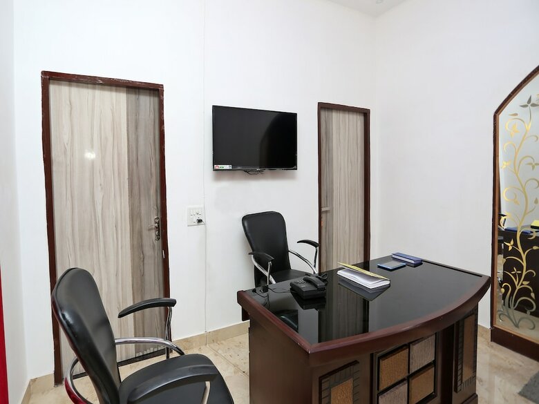 Oyo 26628 Hotel Rest Palace