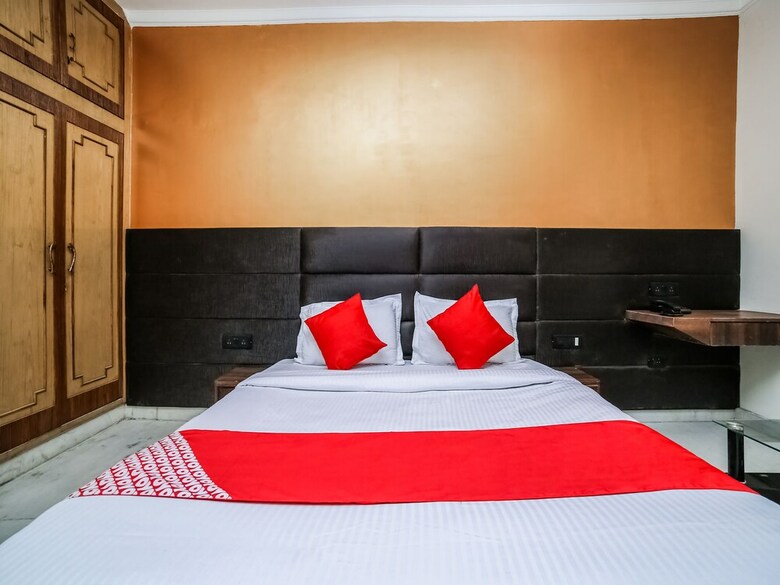 Oyo 26589 Hotel Royal Town