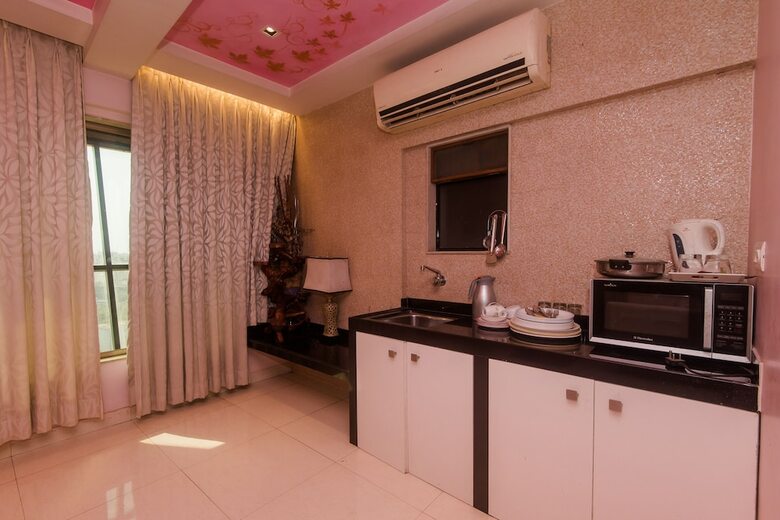 Oyo 22061 Hotel Khwaishh Presidency