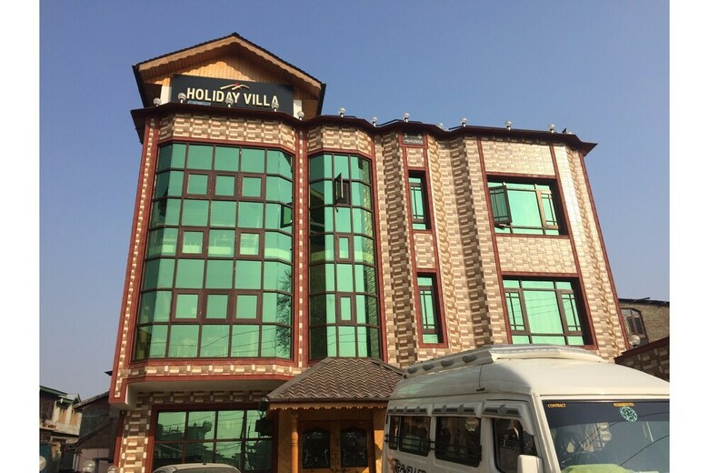 Oyo 27855 Hotel Holiday Villa
