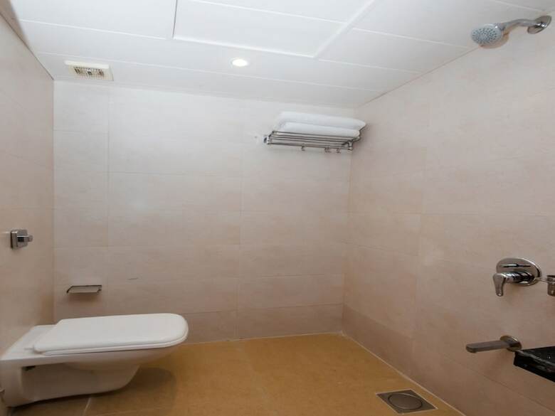 Oyo 27821 Hotel Royal Inn Pune