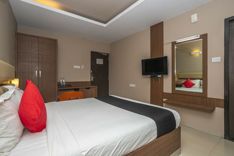 Hotel Capital O 11186 The Lark