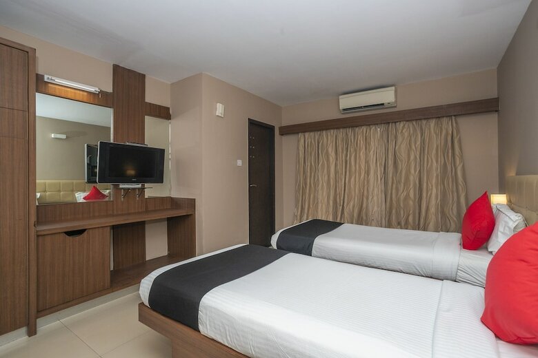 Hotel Capital O 11186 The Lark