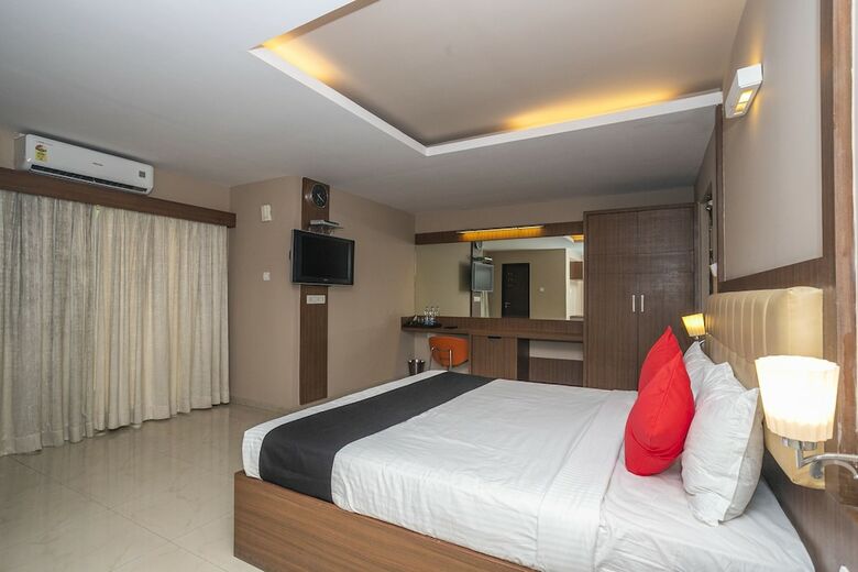 Hotel Capital O 11186 The Lark