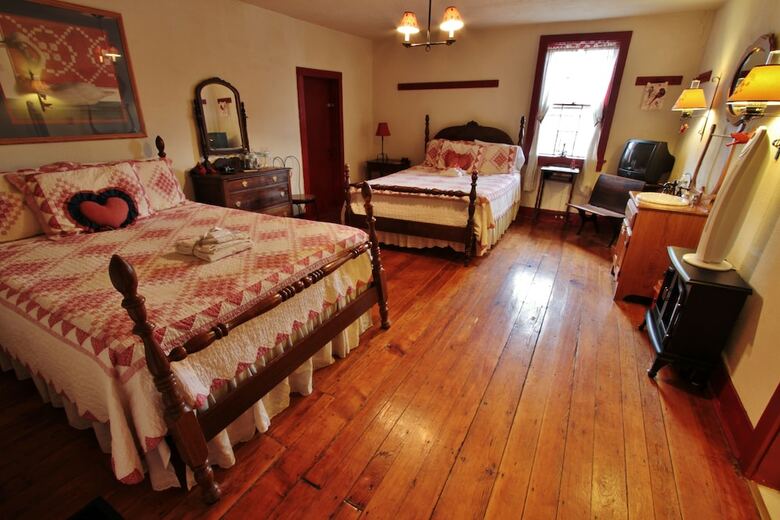 The Pines Of Dresden Bed And Breakfast