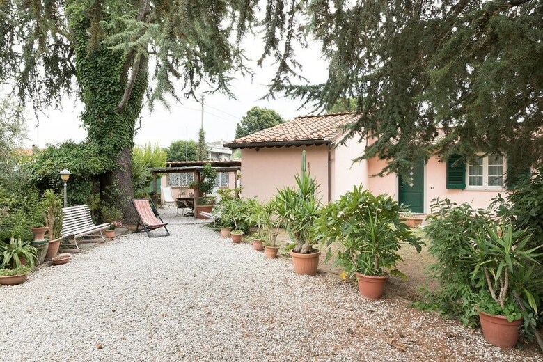 Villino Lorenzelli Near The City Wall