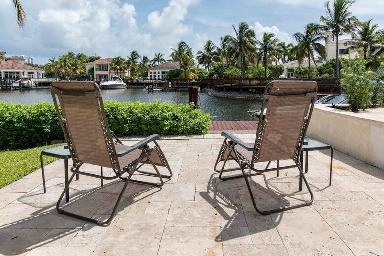 Gorgeous 5 Bedroom Home W/heated Pool Canal Front
