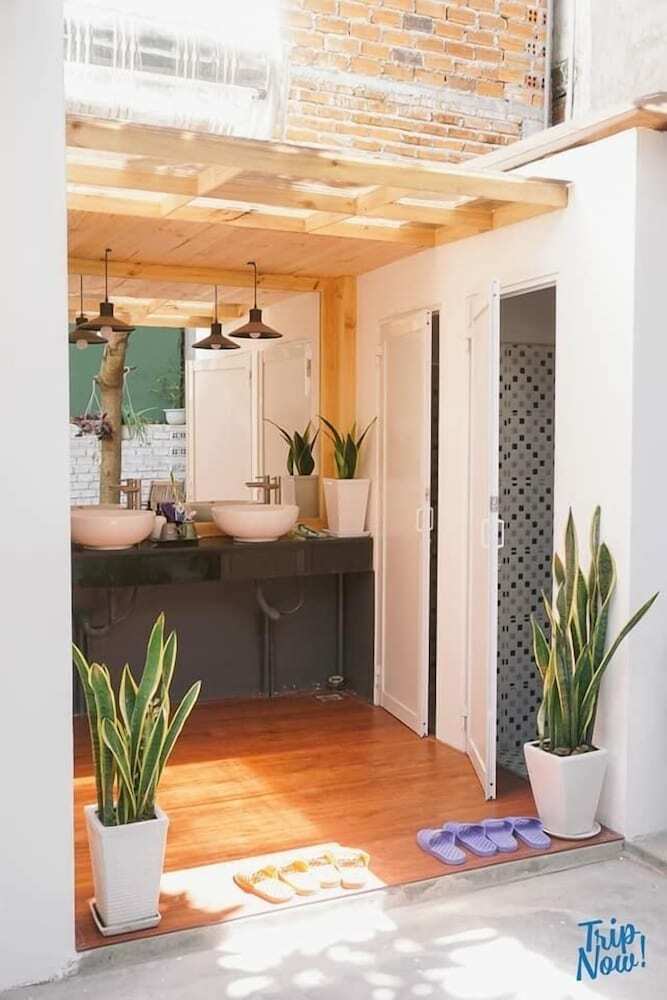 Hotel La La House Homestay