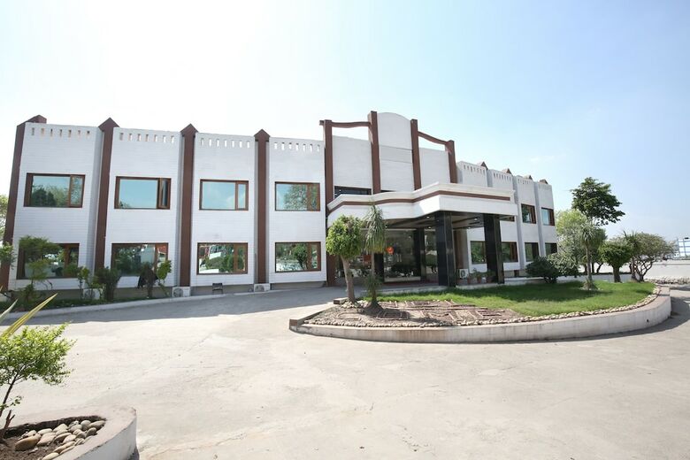 Oyo 12767 Hotel Grand Chinar