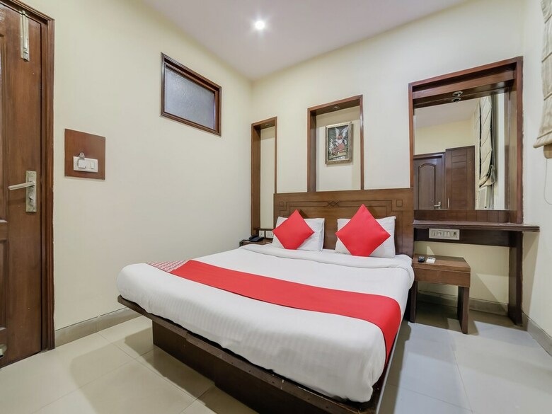 Hotel Oyo 24437 Oxford Deluxe
