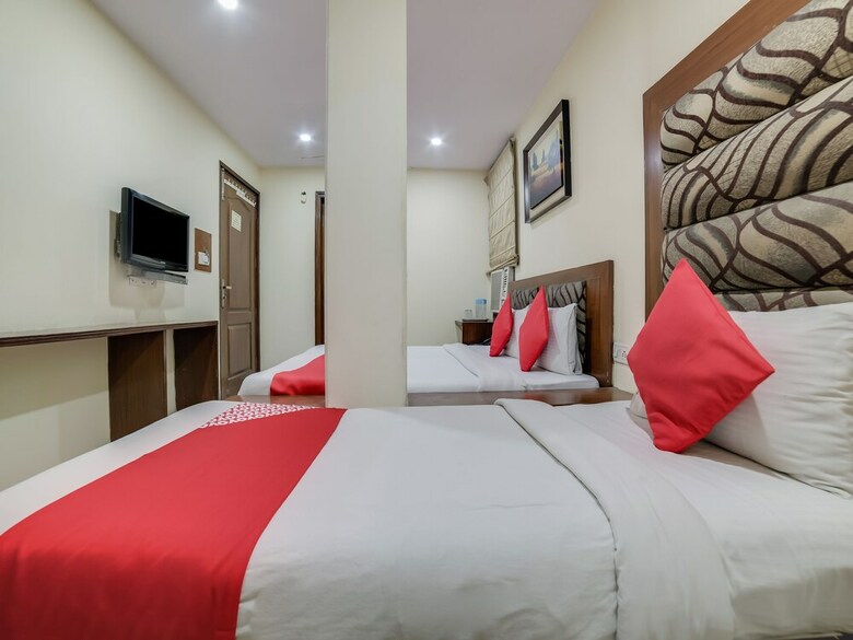Hotel Oyo 24437 Oxford Deluxe