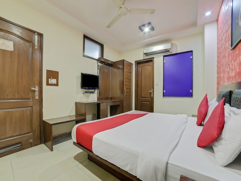 Hotel Oyo 24437 Oxford Deluxe