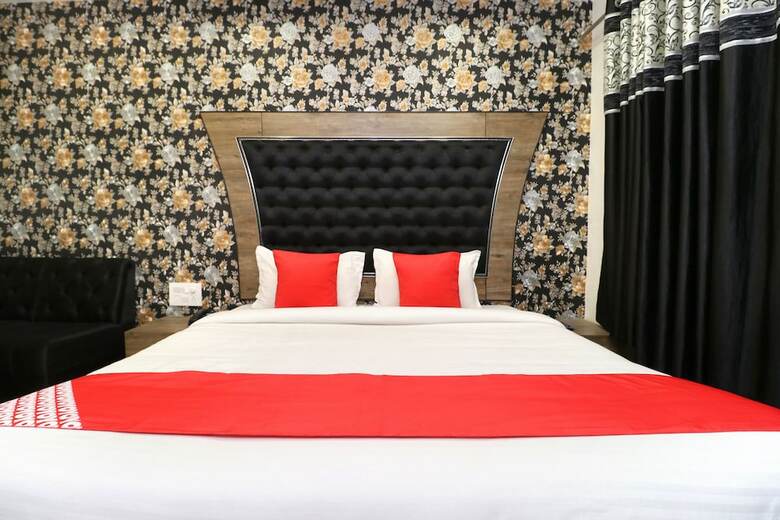Oyo 27972 Hotel Pakeeza