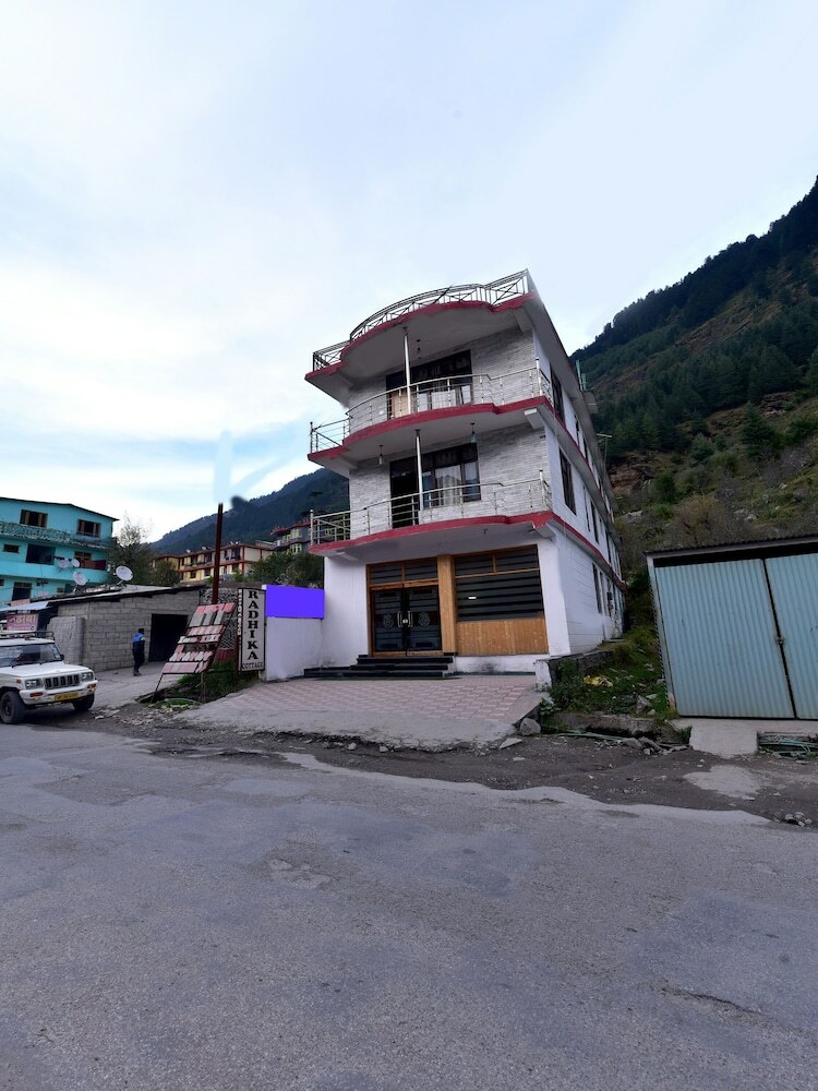 Hotel Oyo 23130 Radhika Cottage
