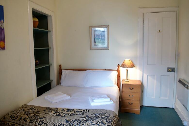 Traditional 3 Bedroom Apartment In Bruntsfield