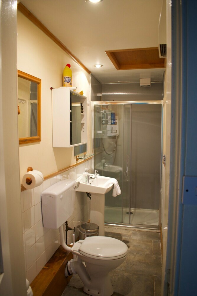 Traditional 3 Bedroom Apartment In Bruntsfield